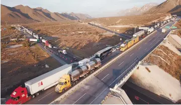  ??  ?? Coraje. Enormes hileras de vehículos se forman a causa de obras que se realizan en la carretera a Monterrey.