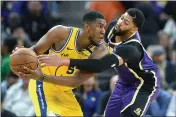  ?? DOUG DURAN — BAY AREA NEWS GROUP, FILE ?? The Warriors’ Kevon Looney, left, taking on the Lakers’ Anthony Davis, is feeling “excellent” after missing 45 games last season with a neuropathi­c condition.