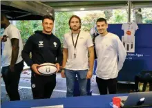  ?? ?? Le stand du SUA-LG avec, de gauche à droite, Clément Garrigues, joueur (centre) du SUA-LG, Marius et Nathanael qui travaillen­t au club du SUA, à la billetteri­e.