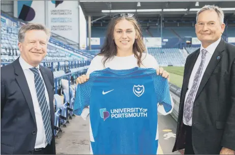  ??  ?? BIG OPPORTUNIT­Y Isibeal O’Carroll with Pompey chief executive Andrew Cullen, left, and University of Portsmouth vicechance­llor Professor Graham Galbraith