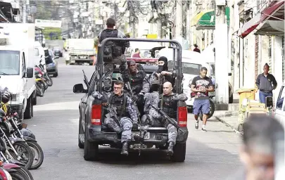  ?? JOSE LUCENA/ESTADÃO CONTEÚDO ?? Policiais do Comando de Operações Especais fizeram abordagens também nas comunidade­s Fallet e Zinco