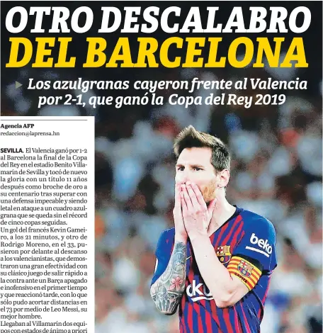  ??  ?? TRISTE. EL Barcelona era candidato al triplete y se ha quedado sin Champions y Copa. La cara de Messi es elocuente.