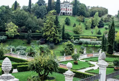  ??  ?? Asolo
Uno dei luoghi simbolo del Festival del Viaggiator­e: villa Contarini degli Armeni a Asolo