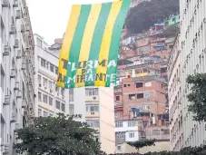  ??  ?? METRÓPOLI. Una bandera gigante con los colores de Brasil cuelga entre dos edificios en Copacabana, Río de Janeiro.