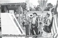  ??  ?? RITUAL di batu peringatan Kampung Pueh.