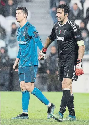  ?? FOTO: J.A.SIRVENT ?? Cristiano Ronaldo y Buffon se dieron la mano pese a la noche negra para la Juventus