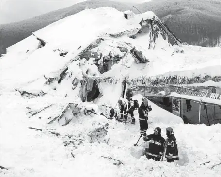  ?? ANSA ?? FIREFIGHTE­RS search for survivors at the hotel near Farindola in central Italy. Rescuers struggled through 6 feet of snow to reach the site. They had to don skis to reach the hotel as their vehicles got stuck on the mountain road, blocked by fallen...