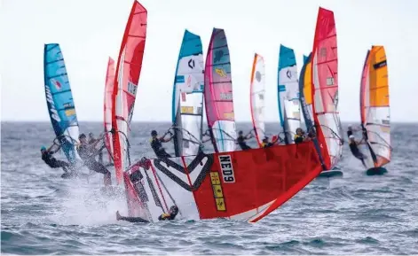  ??  ?? Ci-contre : l’un des dangers du foil : la boite devant ses collègues, avec un évitement parfois impossible.
Page de droite : le champion du monde de foil PWA Nicolas Goyard domine toutes les allures en foil.