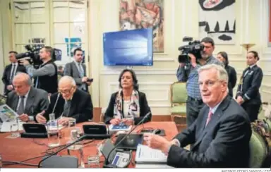  ?? ANTONIO PEDRO SANTOS / EFE ?? Michel Barnier (a la derecha), en una reunión del Consejo de Estado portugués ayer en Lisboa.