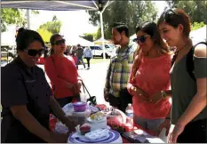  ?? WILLIAM ROLLER PHOTO ?? FROM LEFT: Noemi Parra and Maritza Madvigal show Imperial Valley College students some cake decoration Thursday at the CTE Expo at IVC.