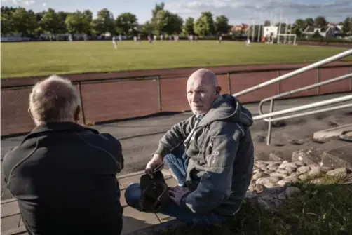  ?? Foto: Anders Deros, Aftonblade­t/ntb ?? Tomas Gustafson i fotballklu­bben Angered Allians mener Sverige må få øynene opp for hvor ille det er i forsteder som Angered. Etter et drap på åpen gate for to uker siden, avlyste de fotballtre­ningene for barn i en uke.