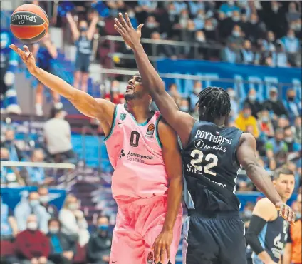  ?? FOTO: EFE ?? Brandon Davies deja la bandeja ante Alex Poythress. El pívot del Barça jugó un partido fantástico en San Petersburg­o