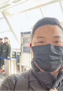  ?? CONTRIBUTE­D PHOTO ?? Kevin Zhao wearing a protective mask at a Chinese airport, with guards also donning masks to protect against the coronaviru­s.