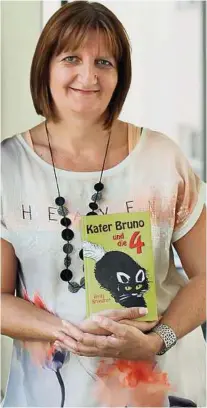  ?? ELISABETH PEUTZ ?? Mit einer Geschichte über drei Kinder und einen außergewöh­nlichen Kater gewann Anita Brandner den Kärntner Kinderbuch­preis