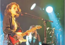  ?? FOTO: SAMUEL TSCHAFFON ?? Sie hat viel zu sagen – lässt aber ihre Songs sprechen: Anna Calvi bei ihrem Konzert im Ulmer Zelt.