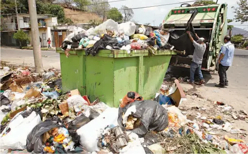  ??  ?? Indefinido. Ante la situación de seguridad, el tren de la basura no brinda su servicio desde el miércoles pasado.