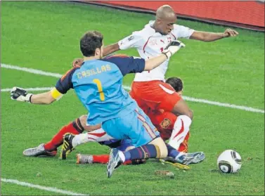  ??  ?? Gelson Fernandes marcó el gol suizo frente a España pese a los intentos de Casillas y Piqué por evitarlo.