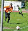  ?? Foto: Oliver Reiser ?? Yunus Sakarya vom SV Stettenhof­en hat zum 3:0 getroffen. Horgaus Torhüter Alexander Möritz hat das Nachsehen.