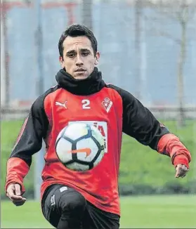  ?? FOTO: UNANUE ?? Fabián Orellana controla un balón en un entrenamie­nto en Atxabalpe