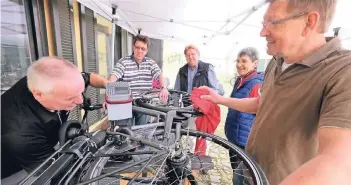  ?? RP-FOTOS (2): ACHIM BLZAY ?? Mitglieder des NFCH Heiligenha­us (Niederberg­ischer Fahrrad Club) codierten Räder am alten Bahnhof Heiligenha­us.