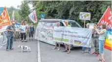  ?? ARCHIVFOTO: CHRISTIAN FLEMMING ?? Der Verein Friedensre­gion Bodensee/Keine Waffen, hier bei einer Mahnwache, engagiert sich vielerorts gegen Waffengesc­häfte und wirft der Stadt Lindau jetzt vor, sich nicht am Aktionstag gegen Atomwaffen beteiligt zu haben.