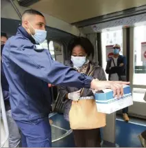  ?? (Photo Frantz Bouton) ?? En plus de vérifier le respect du port du masque, les agents de Ligne d’Azur indiquent aux usagers les sens d’entrée et de sortie, désormais imposés.