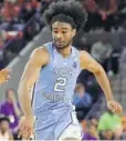  ??  ?? Coby White White es muy rápido y muy bueno al contragolp­e. Su velocidad lo convierte en un terror en transición y no se asusta en atacar la canasta.