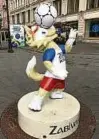  ??  ?? Das Maskottche­n, Wolf Zabivaka, ist ein gefragtes Foto-motiv.