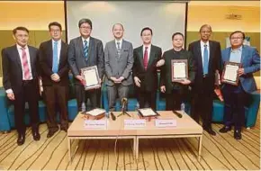  ?? PIC BY NUR ADIBAH AHMAD IZAM ?? Deputy Internatio­nal Trade and Industry Minister Dr Ong Kian Ming (fourth from left) with speakers of the ‘PM Revisits China: Expectatio­ns and Opportunit­ies’ forum in Kuala Lumpur yesterday.