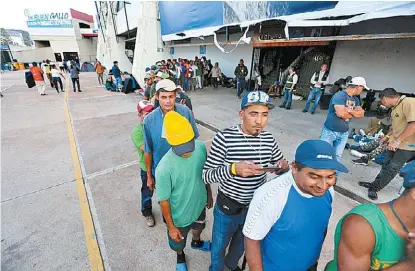  ?? JORGE CARBALLO ?? Diez horas tomó a los centroamer­icanos llegar al estadio La Corregidor­a.