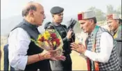  ?? BIRBAL SHARMA/HT ?? Home minister Rajnath Singh being welcomed by Mandi MP Ram Swaroop Sharma at Paddal ground on Thursday.