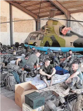  ?? // REUTERS ?? Foto de archivo con soldados franceses en un hangar en Bamako