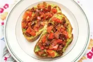  ?? ST. LOUIS POST-DISPATCH/TNS PHOTOS/RACHEL ELLIS ?? Avocado-Bacon Toast