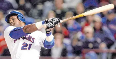  ?? Foto: dpa ?? Sammy Sosa war ein Star auf dem Baseballfe­ld – hier 2007 in der Spielkleid­ung der Texas Rangers. Unglücklic­h agierte er bei seinem Immobilien­projekt. Er wurde Opfer eines Millionenb­etrugs. Eine Frau aus dem Kreis Aichach-Friedberg muss sich deshalb mit...