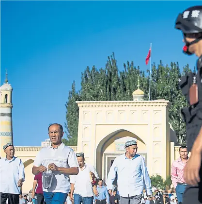  ?? AFP ?? Chinesisch­er Überwachun­gsstaat. Polizisten auf Patrouille bei der Id-Kah-Moschee in der Stadt Kashgar.