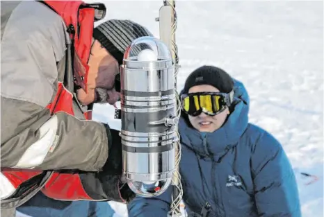  ?? FOTO: JOL THOMSON ?? Felix Henningsen (rechts, mit Skibrille) bei seiner Arbeit auf dem gefrorenen Baikalsee in Sibirien.