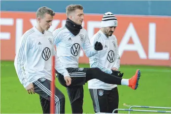  ?? FOTO: DPA ?? Lukas Klosterman­n, Marco Reus und Ilkay Gündogan (v. li.) bringen sich in Form für das Serbien-Spiel.