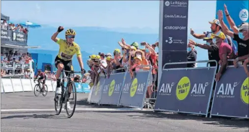  ??  ?? Primoz Roglic, en la cima del Grand Colombier tras lograr su segunda victoria de etapa consecutiv­a en el Tour de L’Ain y conquistar la general.