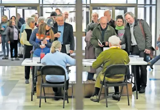  ?? ROBERT F. BUKATY (AP/LAPRESSE) ?? Los votantes guardaban ayer filas por el Supermarte­s en Stowe, en el Estado de Vermont (EE UU).