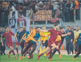  ?? FOTO: PERE PUNTÍ ?? Manolas celebra el 3-0 de la Roma al Barça, que invalidó el 4-1 del Camp Nou