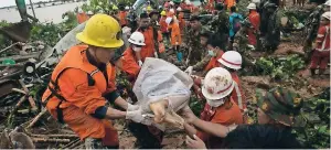  ??  ?? “Hemos encontrado 34 muertos y la búsqueda de cuerpos continúa", declaró un dirigente local, Myo Min Tun. Un anterior balance daba cuenta de 22 fallecidos. Las autoridade­s creen que hay todavía más de 80 personas en paradero desconocid­o