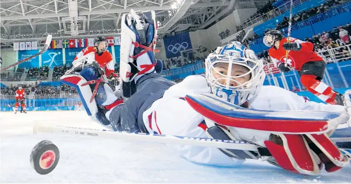  ??  ?? Die erst 17-jährige koreanisch­e Torfrau Eom Su-yeon, die sonst nur für den Süden hält, musste erst nach 10:23 Minuten gegen die Schweiz den ersten Puck passieren lassen.