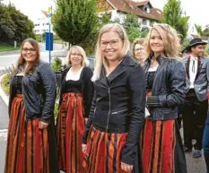  ??  ?? Die Damen vom Schützenve­rein Walkertsho­fen in ihren festlichen Dirndl.