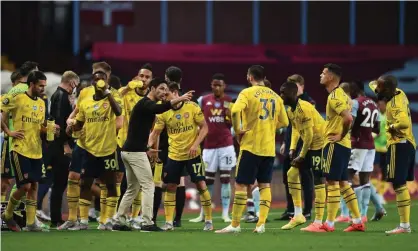  ??  ?? Mikel Arteta talks to his players in a drinks break during the match against Aston Villa. Photograph: David Price/Arsenal FC/Getty Images