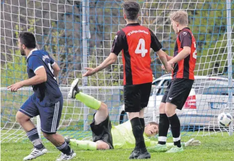  ?? FOTO: HKB ?? Der VfL Nendingen sicherte sich durch das 2:1 gegen den SV Seitingen-Oberflacht wichtige Punkte im Kampf um den Klassenerh­alt. Maurizio Colucci (Nummer 9) erzielte das verdiente 1:0. SV-Schlussman­n Kevin Platzer war chancenlos. Weitere Bilder finden...