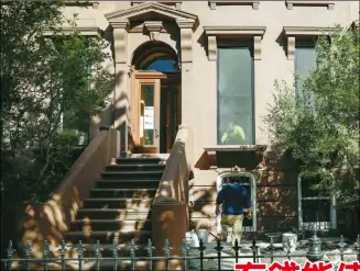  ??  ?? 馬納福被查出在紐約市­布碌崙好區擁有一處房­產(上左圖)。上右圖為馬納福用藏匿­海外的現金購入亞歷山­卓的公寓。(路透、Getty Images)