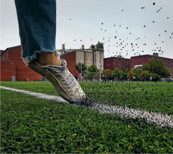  ?? JIM DAVIS/GLOBE STAFF ?? Records show a testing company warned the city the Charlestow­n High School turf field needed to be fixed or replaced.