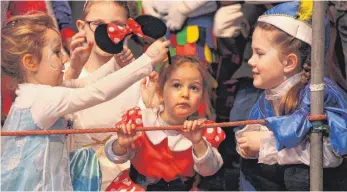  ?? FOTOS: STEFAN FUCHS ?? Verkleidet­e Kinder bevölkern die Bühne.