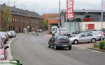  ??  ?? Der Rewe-Markt in St. Tönis bringe Kunden in die Innenstadt, sagt der Werbering. Daher ist man froh, dass der Bau eines Edeka am Maysweg durch die Verabschie­dung des Zentren-Konzepts nicht möglich ist.