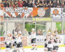  ?? FOTO: ARCHIV ?? Die Spieler der Memmingen Indians in der Eishalle am Hühnerberg, die derzeit nicht bespielbar ist.